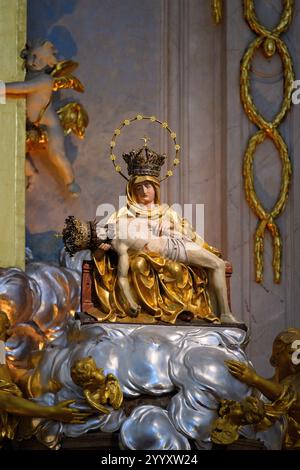 Unsere Lieben Frau von Leid. Eine Statue auf dem Hauptaltar der Basilika unserer Lieben Frau von Leid (dem Nationalheiligtum) in Šaštín-Stráže, Slowakei. Stockfoto