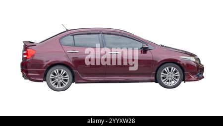 Seitenansicht der roten Sportlimousine ist isoliert auf weißem Hintergrund mit Beschneidungspfad. Stockfoto
