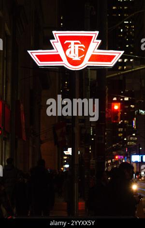 Toronto, ON, Kanada – 17. Dezember 2022: Das Zeichen der Toronto Transit Commission in Downtown Toronto Stockfoto