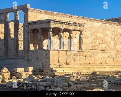 Athen, Attika - GR - 26. Oktober 2024 das Erechtheion, ein alter Tempel auf der Akropolis von Athen. Bemerkenswert sind die Caryatiden, Statuen von Frauen, die dienen Stockfoto