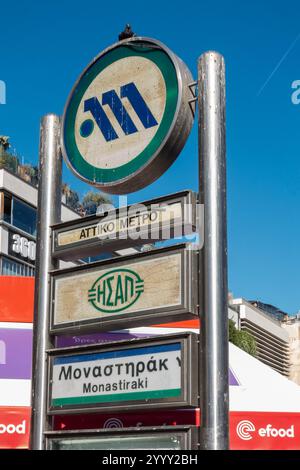 Athen, Attika - GR - 27. Oktober 2024 Schilder für die U-Bahn-Station Monastiraki in Athen, Griechenland, mit Logos der U-Bahn Attiko und ISAP unter einem klaren bl Stockfoto