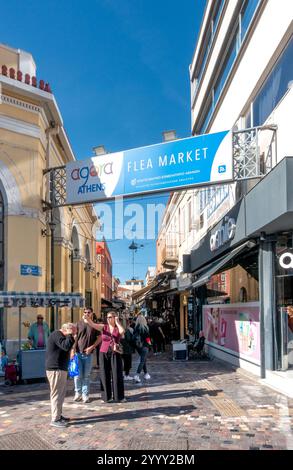 Athen, Attika - GR - 27. Okt. 2024 Eine lebhafte Szene am Eingang des Flohmarktes Agora Athen, wo die Käufer die lebhafte Atmosphäre und die farbenfrohe Atmosphäre genießen Stockfoto