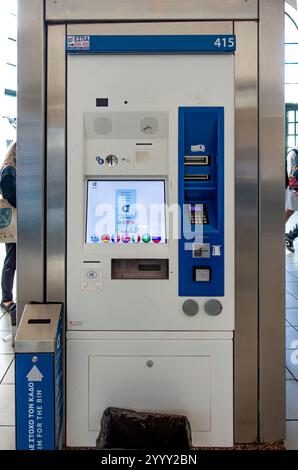 Athen, Attika - GR - 27. Oktober 2024 Athen Metro-Kartenautomat mit Touchscreen-Schnittstelle, mehreren Sprachoptionen und Kartenzahlung Stockfoto