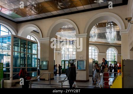 Athen, Attika - GR - 27. Okt. 2024 das Innere der U-Bahn-Station Monastiraki in Athen mit seiner bogenförmigen Architektur, Tageslicht und Direktion Stockfoto