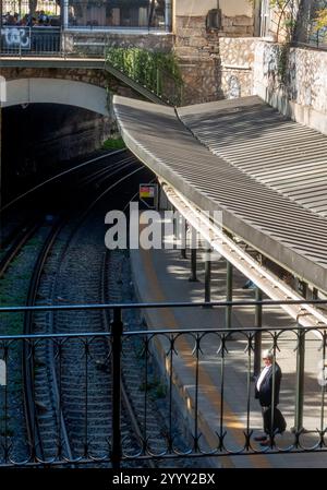 Athen, Attika - GR - 27. Oktober 2024 Ein ruhiger Moment an der U-Bahn-Station Monastiraki, mit einem einsamen Pendler auf dem Bahnsteig, der von der Kurve des Bahnhofs umgeben ist Stockfoto