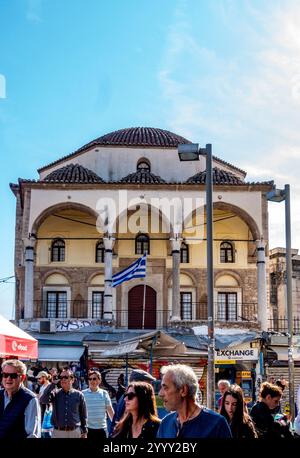 Athen, Attika - GR - 27. Okt. 2024 die Tzistarakis-Moschee auf dem Monastiraki-Platz in Athen steht im Sonnenlicht und zeigt ihre osmanische Ära Stockfoto