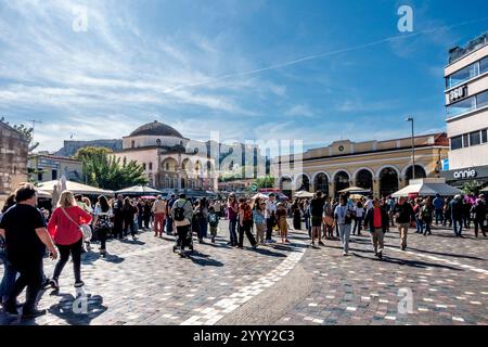 Athen, Attika - GR - 27. Oktober 2024 Ein geschäftiger Monastiraki-Platz in Athen, voller Einheimischer und Touristen, mit der Akropolis, dem Tzistarakis Mosqu Stockfoto