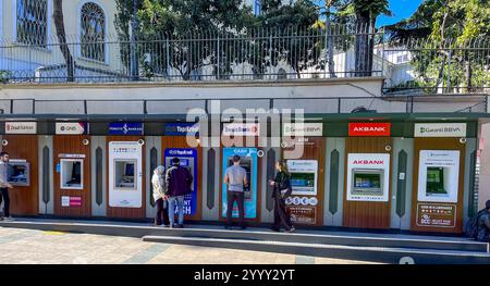 Istanbul, TR - 23. Oktober 2024 Eine Reihe von Geldautomaten verschiedener Banken, darunter Ziraat Bankası, QNB, Türkiye İş Bankası, DenizBank, Garanti BBVA und Akbank, Stockfoto