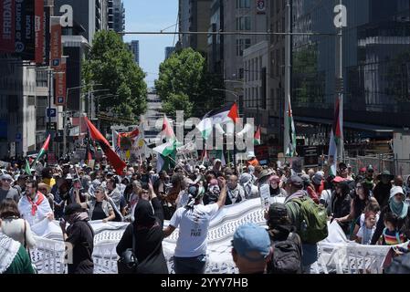 Melbourne, Australien. Dezember 2024. Hunderte von Menschen protestieren in Melbourne gegen den Völkermord in Palästina und die Mittäterschaft der australischen Regierung in Solidarität mit den Palästinensern. Free Palestine Melbourne lehnt neue Anti-Protest-Gesetze und den Justice Legislation Amendment der viktorianischen Regierung (Anti-Folification and Social Cohesion Bill 2024) ab, um demokratische und bürgerliche Rechte zu verletzen. (Foto: Rana Sajid Hussain/Pacific Press) Credit: Pacific Press Media Production Corp./Alamy Live News Stockfoto