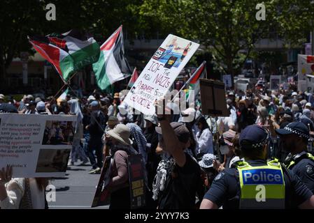 Melbourne, Australien. Dezember 2024. Hunderte von Menschen protestieren in Melbourne gegen den Völkermord in Palästina und die Mittäterschaft der australischen Regierung in Solidarität mit den Palästinensern. Free Palestine Melbourne lehnt neue Anti-Protest-Gesetze und den Justice Legislation Amendment der viktorianischen Regierung (Anti-Folification and Social Cohesion Bill 2024) ab, um demokratische und bürgerliche Rechte zu verletzen. (Foto: Rana Sajid Hussain/Pacific Press) Credit: Pacific Press Media Production Corp./Alamy Live News Stockfoto