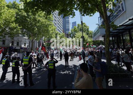 Melbourne, Victoria, Australien. Dezember 2024. Hunderte von Menschen protestieren in Melbourne gegen den Völkermord in Palästina und die Mittäterschaft der australischen Regierung in Solidarität mit den Palästinensern. Free Palestine Melbourne lehnt neue Anti-Protest-Gesetze und den Justice Legislation Amendment der viktorianischen Regierung (Anti-Folification and Social Cohesion Bill 2024) ab, um demokratische und bürgerliche Rechte zu verletzen. (Kreditbild: © Rana Sajid Hussain/Pacific Press via ZUMA Press Wire) NUR REDAKTIONELLE VERWENDUNG! Nicht für kommerzielle ZWECKE! Stockfoto