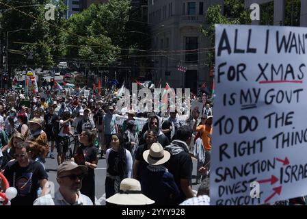 Melbourne, Victoria, Australien. Dezember 2024. Hunderte von Menschen protestieren in Melbourne gegen den Völkermord in Palästina und die Mittäterschaft der australischen Regierung in Solidarität mit den Palästinensern. Free Palestine Melbourne lehnt neue Anti-Protest-Gesetze und den Justice Legislation Amendment der viktorianischen Regierung (Anti-Folification and Social Cohesion Bill 2024) ab, um demokratische und bürgerliche Rechte zu verletzen. (Kreditbild: © Rana Sajid Hussain/Pacific Press via ZUMA Press Wire) NUR REDAKTIONELLE VERWENDUNG! Nicht für kommerzielle ZWECKE! Stockfoto