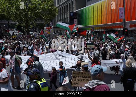 Melbourne, Victoria, Australien. Dezember 2024. Hunderte von Menschen protestieren in Melbourne gegen den Völkermord in Palästina und die Mittäterschaft der australischen Regierung in Solidarität mit den Palästinensern. Free Palestine Melbourne lehnt neue Anti-Protest-Gesetze und den Justice Legislation Amendment der viktorianischen Regierung (Anti-Folification and Social Cohesion Bill 2024) ab, um demokratische und bürgerliche Rechte zu verletzen. (Kreditbild: © Rana Sajid Hussain/Pacific Press via ZUMA Press Wire) NUR REDAKTIONELLE VERWENDUNG! Nicht für kommerzielle ZWECKE! Stockfoto