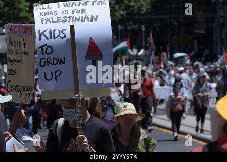 Melbourne, Victoria, Australien. Dezember 2024. Hunderte von Menschen protestieren in Melbourne gegen den Völkermord in Palästina und die Mittäterschaft der australischen Regierung in Solidarität mit den Palästinensern. Free Palestine Melbourne lehnt neue Anti-Protest-Gesetze und den Justice Legislation Amendment der viktorianischen Regierung (Anti-Folification and Social Cohesion Bill 2024) ab, um demokratische und bürgerliche Rechte zu verletzen. (Kreditbild: © Rana Sajid Hussain/Pacific Press via ZUMA Press Wire) NUR REDAKTIONELLE VERWENDUNG! Nicht für kommerzielle ZWECKE! Stockfoto