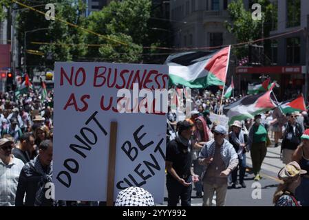 Melbourne, Victoria, Australien. Dezember 2024. Hunderte von Menschen protestieren in Melbourne gegen den Völkermord in Palästina und die Mittäterschaft der australischen Regierung in Solidarität mit den Palästinensern. Free Palestine Melbourne lehnt neue Anti-Protest-Gesetze und den Justice Legislation Amendment der viktorianischen Regierung (Anti-Folification and Social Cohesion Bill 2024) ab, um demokratische und bürgerliche Rechte zu verletzen. (Kreditbild: © Rana Sajid Hussain/Pacific Press via ZUMA Press Wire) NUR REDAKTIONELLE VERWENDUNG! Nicht für kommerzielle ZWECKE! Stockfoto