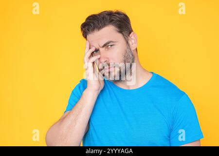 Millennial-Mann mit Kopfschmerzen. Der Mann leidet an Migräne oder Kopfschmerzen. Müder erschöpfter Mann, der an Kopfschmerzen leidet. Schreckliche Kopfschmerzen. Junger Mann in Stockfoto