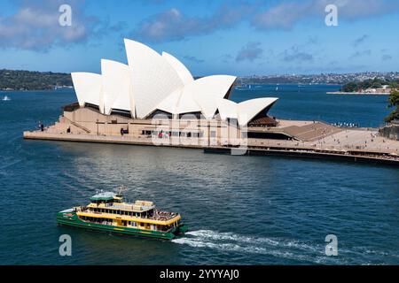 Die Sydney Fähre MV Balmoral fährt an einem Sommertag vorbei am Sydney Opera House über den Hafen von Sydney, aus der Vogelperspektive, Australien Stockfoto