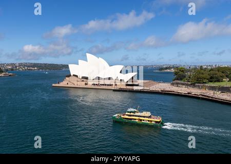 Die Sydney Fähre MV Balmoral fährt an einem Sommertag vorbei am Sydney Opera House über den Hafen von Sydney, aus der Vogelperspektive, Australien Stockfoto