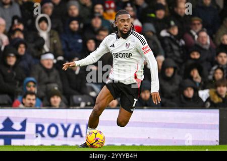 London, Großbritannien. Dezember 2024. LONDON, ENGLAND - 22. DEZEMBER: Alex Iwobi vom Fulham FC spielt mit dem Ball während des Spiels der Premier League 2024/25 Matchweek 17 zwischen Fulham FC und Southampton FC am 22. Dezember 2024 in Craven Cottage in London. (David Horton/SPP) Credit: SPP Sport Press Photo. /Alamy Live News Stockfoto