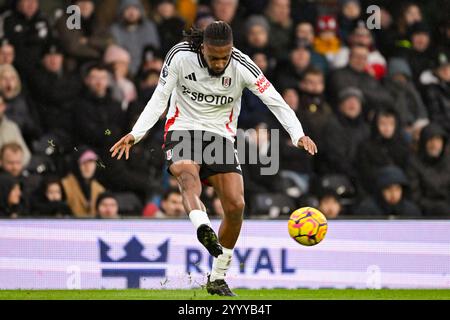 London, Großbritannien. Dezember 2024. LONDON, ENGLAND - 22. DEZEMBER: Alex Iwobi von Fulham FC lässt den Ball während des Spiels der Premier League 2024/25 in der 17. Matchweek zwischen Fulham FC und Southampton FC am 22. Dezember 2024 in Craven Cottage in London, England, passieren. (David Horton/SPP) Credit: SPP Sport Press Photo. /Alamy Live News Stockfoto