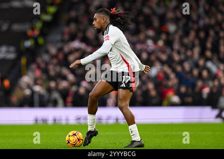 London, Großbritannien. Dezember 2024. LONDON, ENGLAND - 22. DEZEMBER: Alex Iwobi vom Fulham FC kontrolliert den Ball während des Spiels der Premier League 2024/25 in der 17. Matchweek zwischen Fulham FC und Southampton FC in Craven Cottage am 22. Dezember 2024 in London. (David Horton/SPP) Credit: SPP Sport Press Photo. /Alamy Live News Stockfoto