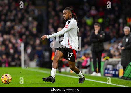 London, Großbritannien. Dezember 2024. LONDON, ENGLAND - 22. DEZEMBER: Alex Iwobi von Fulham FC lässt den Ball während des Spiels der Premier League 2024/25 in der 17. Matchweek zwischen Fulham FC und Southampton FC am 22. Dezember 2024 in Craven Cottage in London, England, passieren. (David Horton/SPP) Credit: SPP Sport Press Photo. /Alamy Live News Stockfoto