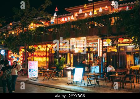 Eine helle Straße in Hoi an, beleuchtet an einem Sommerabend durch die Beleuchtung orientalischer Laternen. Vietnam gehört zum UNESCO-Weltkulturerbe Stockfoto