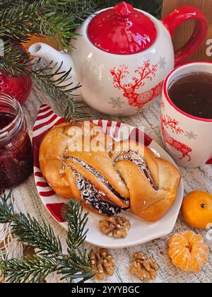 Mit Schokolade gefülltes Brötchen mit Tee Stockfoto