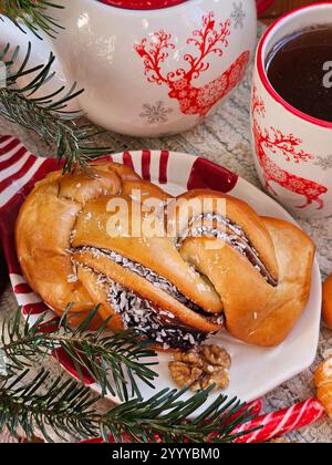 Mit Schokolade gefülltes Brötchen mit Tee Stockfoto