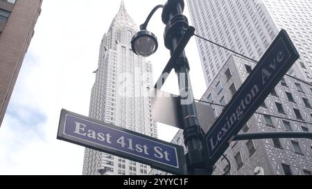 New York City Kreuzung, Straßenschild am Pfosten. Chrysler Building, Midtown District, Lex av, NYC, USA. Hochhaus-Architektur, Straßenschild an der Ecke Lexington Avenue Stockfoto