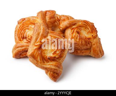 Frisch gebackenes Gebäck auf weißer Oberfläche in heller Küche während der Morgenstunden Stockfoto