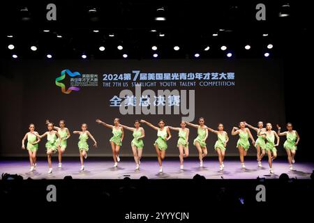 New York, USA, 21. Dezember 2024. Der 7. US Starlight Youth Talent Competition startet am 21. Dezember 2024 im Peter Jay Sharp Theatre in Manhattan, New York, USA. Etwa 500 chinesische Teenager aus Übersee, gruppiert nach Alter, spielten über 100 Aufführungen, die östliche und westliche Kulturen miteinander verschmelzen. Quelle: Liao Pan/China News Service/Alamy Live News Stockfoto