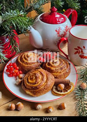 Zimtbrötchen mit Tee. Neujahr Stockfoto