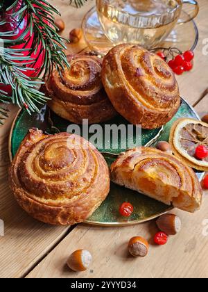 Zimtbrötchen mit Tee. Neujahr Stockfoto