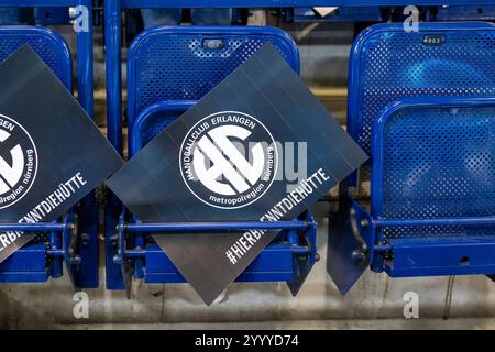 Nürnberg, Deutschland. Dezember 2024. Sitz in der Arena Nürnberger Versicherung, Sitzunterlagen mit dem Slogan „hier brennt die Huette“. HC Erlangen vs. TBV Lemgo Lippe, Handball, 1. Handball-Bundesliga, Saison 2024/2025, 16. Spieltag, 22.12.2024 Foto: Eibner/Ardan Fuessmann Credit: dpa/Alamy Live News Stockfoto