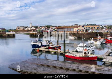 Arbroath, Angus, Schottland, Großbritannien - 16. September 2023: Boote im Gezeitenhafen in Arbroath Stockfoto