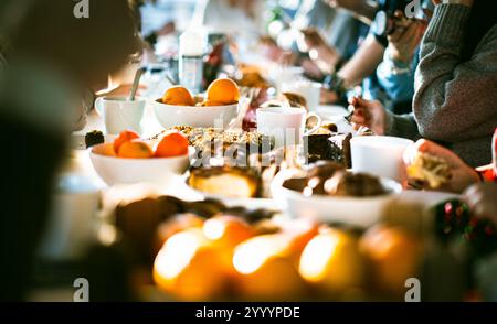 Weihnachtsfeier Tisch Essen Orangen Obst süße Kuchen Famity Büroparty Stockfoto
