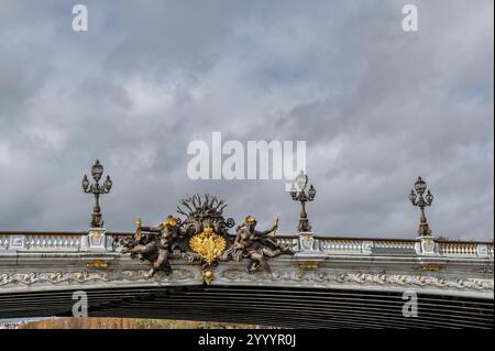 Ein Detail der alten Brücke Alexandre III in Paris, Frankreich, von der seine aus gesehen Stockfoto