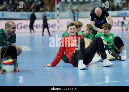 Wetzlar, Deutschland. Dezember 2024. Wetzlar, 22. Dezember 2024: Anadin Suljakovic ( 12 Wetzlar ) während des DAIKIN Handball-Bundesliga-Spiels zwischen HSG Wetzlar und VfL Gummersbach in der Buderus-Arena in Wetzlar. (Julia Kneissl/SPP) Credit: SPP Sport Press Photo. /Alamy Live News Stockfoto