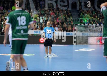 Wetzlar, Deutschland. Dezember 2024. Wetzlar, 22. Dezember 2024: Schiedsrichter Thomas Kern während des DAIKIN Handball-Bundesliga-Spiels zwischen HSG Wetzlar und VfL Gummersbach in der Buderus-Arena in Wetzlar. (Julia Kneissl/SPP) Credit: SPP Sport Press Photo. /Alamy Live News Stockfoto