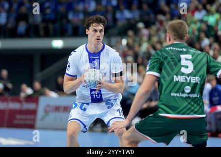 Wetzlar, Deutschland. Dezember 2024. Wetzlar, 22. Dezember 2024: Miro Schluroff ( 15 Gummersbach ) während des DAIKIN Handball-Bundesliga-Spiels zwischen HSG Wetzlar und VfL Gummersbach in der Buderus-Arena in Wetzlar. (Julia Kneissl/SPP) Credit: SPP Sport Press Photo. /Alamy Live News Stockfoto