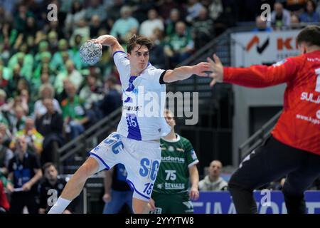 Wetzlar, Deutschland. Dezember 2024. Wetzlar, 22. Dezember 2024: Miro Schluroff ( 15 Gummersbach ) während des DAIKIN Handball-Bundesliga-Spiels zwischen HSG Wetzlar und VfL Gummersbach in der Buderus-Arena in Wetzlar. (Julia Kneissl/SPP) Credit: SPP Sport Press Photo. /Alamy Live News Stockfoto