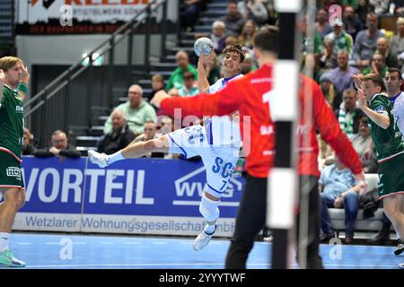 Wetzlar, Deutschland. Dezember 2024. Wetzlar, 22. Dezember 2024: Julian Koester ( 7 Gummersbach ) während des DAIKIN Handball-Bundesliga-Spiels zwischen HSG Wetzlar und VfL Gummersbach in der Buderus-Arena in Wetzlar. (Julia Kneissl/SPP) Credit: SPP Sport Press Photo. /Alamy Live News Stockfoto