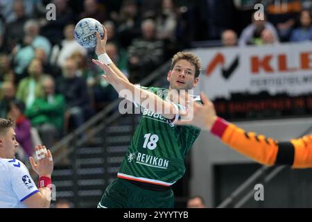 Wetzlar, Deutschland. Dezember 2024. Wetzlar, 22. Dezember 2024: Lukas Becher ( 18 Wetzlar) während des DAIKIN Handball-Bundesliga-Spiels zwischen HSG Wetzlar und VfL Gummersbach in der Buderus-Arena in Wetzlar. (Julia Kneissl/SPP) Credit: SPP Sport Press Photo. /Alamy Live News Stockfoto