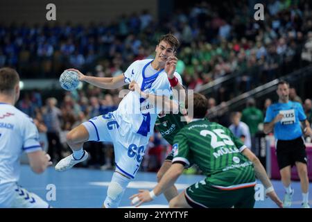 Wetzlar, Deutschland. Dezember 2024. Wetzlar, 22. Dezember 2024: Julian Koester ( 7 Gummersbach ) während des DAIKIN Handball-Bundesliga-Spiels zwischen HSG Wetzlar und VfL Gummersbach in der Buderus-Arena in Wetzlar. (Julia Kneissl/SPP) Credit: SPP Sport Press Photo. /Alamy Live News Stockfoto