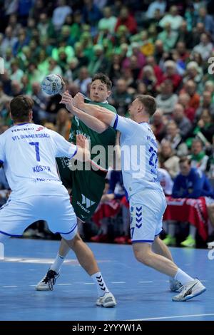 Wetzlar, Deutschland. Dezember 2024. Wetzlar, 22. Dezember 2024: OLE Klimpke ( 9 Wetzlar) während des DAIKIN Handball-Bundesliga-Spiels zwischen HSG Wetzlar und VfL Gummersbach in der Buderus-Arena in Wetzlar. (Julia Kneissl/SPP) Credit: SPP Sport Press Photo. /Alamy Live News Stockfoto