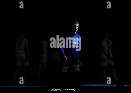 Wetzlar, Deutschland. Dezember 2024. Wetzlar, 22. Dezember 2024: Bertram Obling ( 16 Gummersbach) während des DAIKIN Handball-Bundesliga-Spiels zwischen HSG Wetzlar und VfL Gummersbach in der Buderus-Arena in Wetzlar. (Julia Kneissl/SPP) Credit: SPP Sport Press Photo. /Alamy Live News Stockfoto