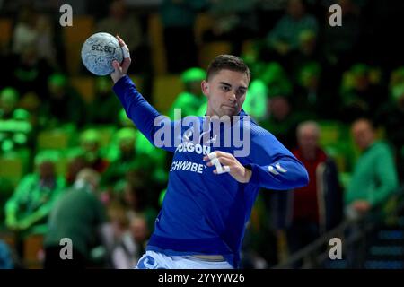 Wetzlar, Deutschland. Dezember 2024. Wetzlar, 22. Dezember 2024: Stepan Zeman ( 66 Gummersbach) während des DAIKIN Handball-Bundesliga-Spiels zwischen HSG Wetzlar und VfL Gummersbach in der Buderus-Arena in Wetzlar. (Julia Kneissl/SPP) Credit: SPP Sport Press Photo. /Alamy Live News Stockfoto