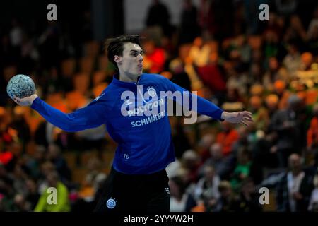 Wetzlar, Deutschland. Dezember 2024. Wetzlar, 22. Dezember 2024: Miro Schluroff ( 15 Gummersbach ) während des DAIKIN Handball-Bundesliga-Spiels zwischen HSG Wetzlar und VfL Gummersbach in der Buderus-Arena in Wetzlar. (Julia Kneissl/SPP) Credit: SPP Sport Press Photo. /Alamy Live News Stockfoto