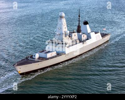 Luftaufnahme der HMS Dauntless (D33), eines Zerstörers vom Typ 45, der von der Royal Navy (RN) betrieben wird. Stockfoto